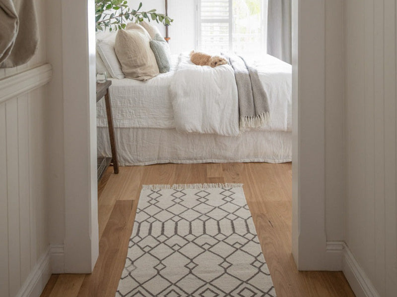 Neutral farmhouse rug in entryway - 17 Durable Farmhouse Rugs