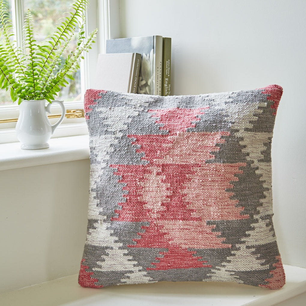 http://www.weavergreen.com/cdn/shop/products/Zahara45cushion2-small.jpg?v=1648154632